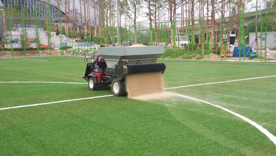 KOLON GLOTECH | KOLON GLOTECH 人工芝 施工 珪砂と充填材の充填