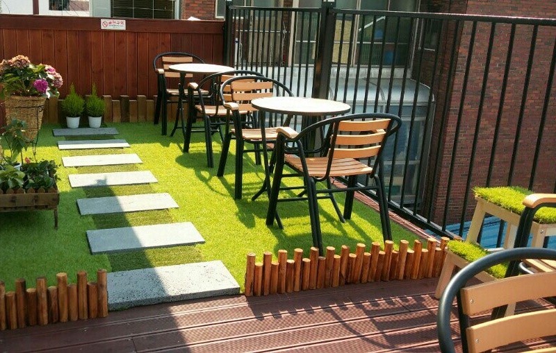 Let’s find out the pros and cons of artificial grass.